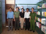 Giám đốc công ty Thăng Long Mrs Hồng Vân cùng với phòng cảnh sát PCCC & CNCH tỉnh Kontum trao tặng 