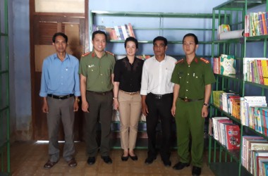 Giám đốc công ty Thăng Long Mrs Hồng Vân cùng với phòng cảnh sát PCCC & CNCH tỉnh Kontum trao tặng 